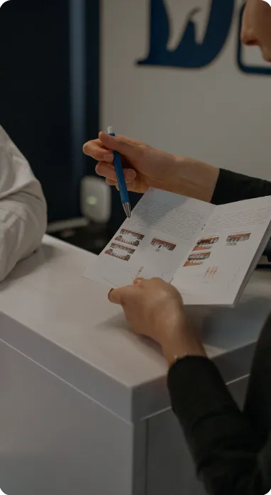 Persona che mostra brochure